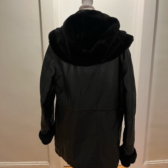 Woman’s Black Leather Jacket with faux fur size Medium - Picture 3 of 7